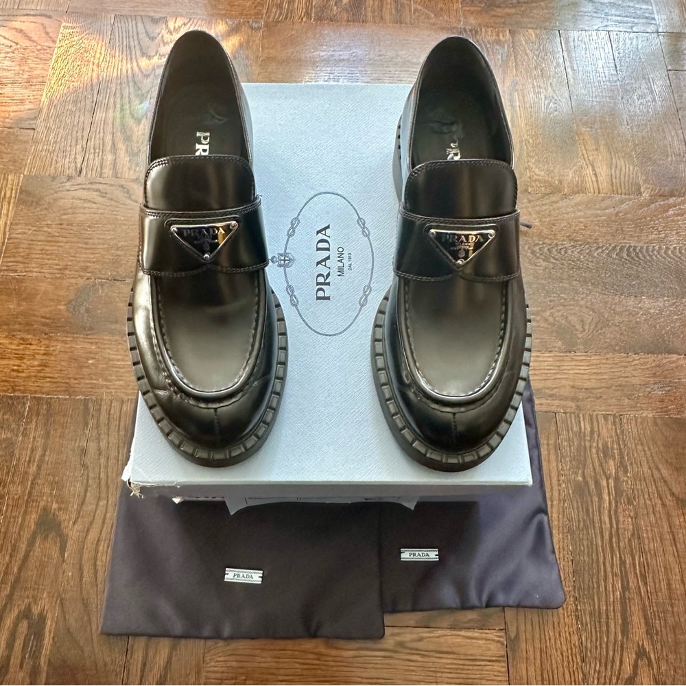 PRADA LEATHER TRIANGLE LOGO SPAZZOLATO LOAFERS SIZE 39